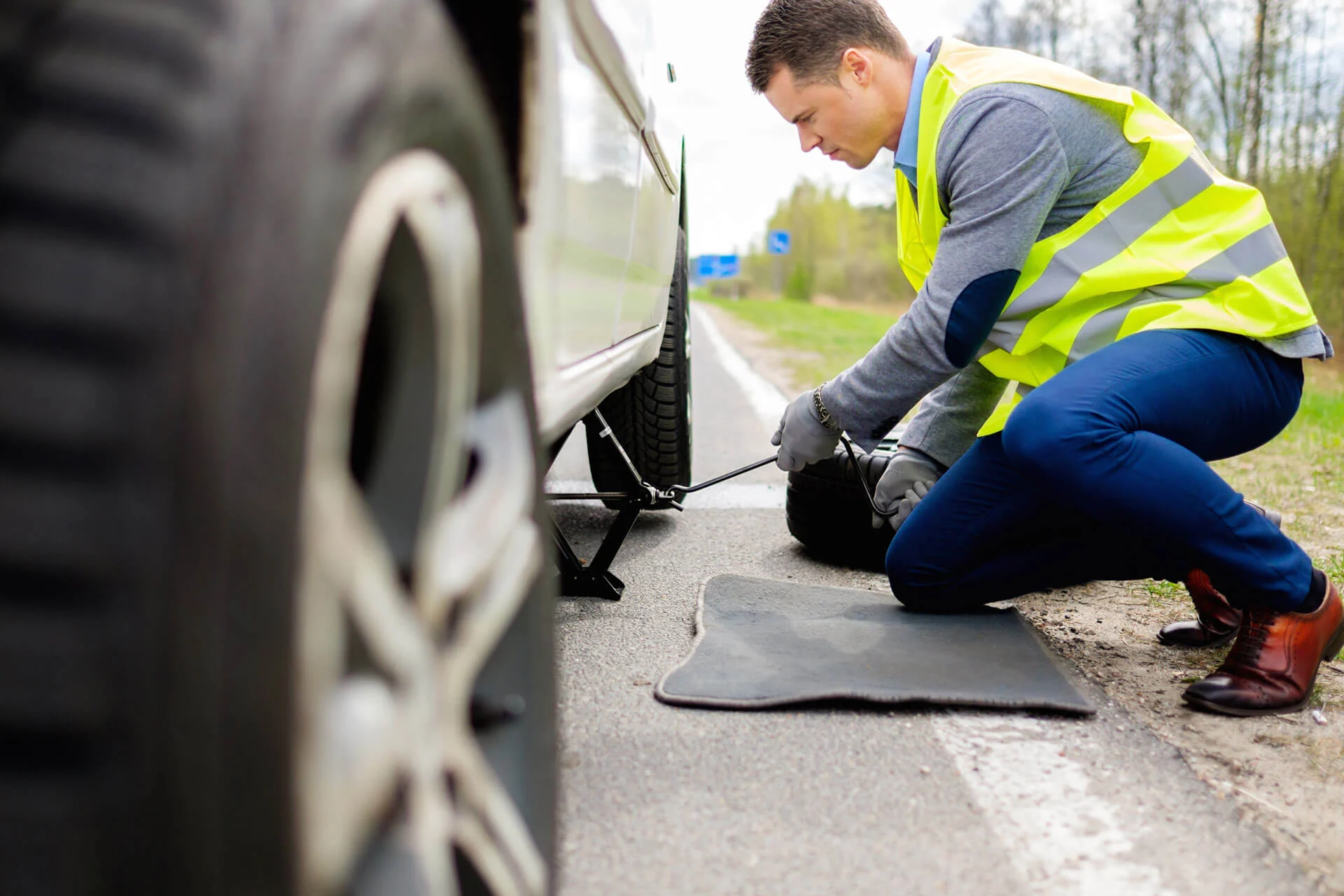 Stuck with a Flat? Jacksonville’s Top Tire Change Services to Get You Rolling Again